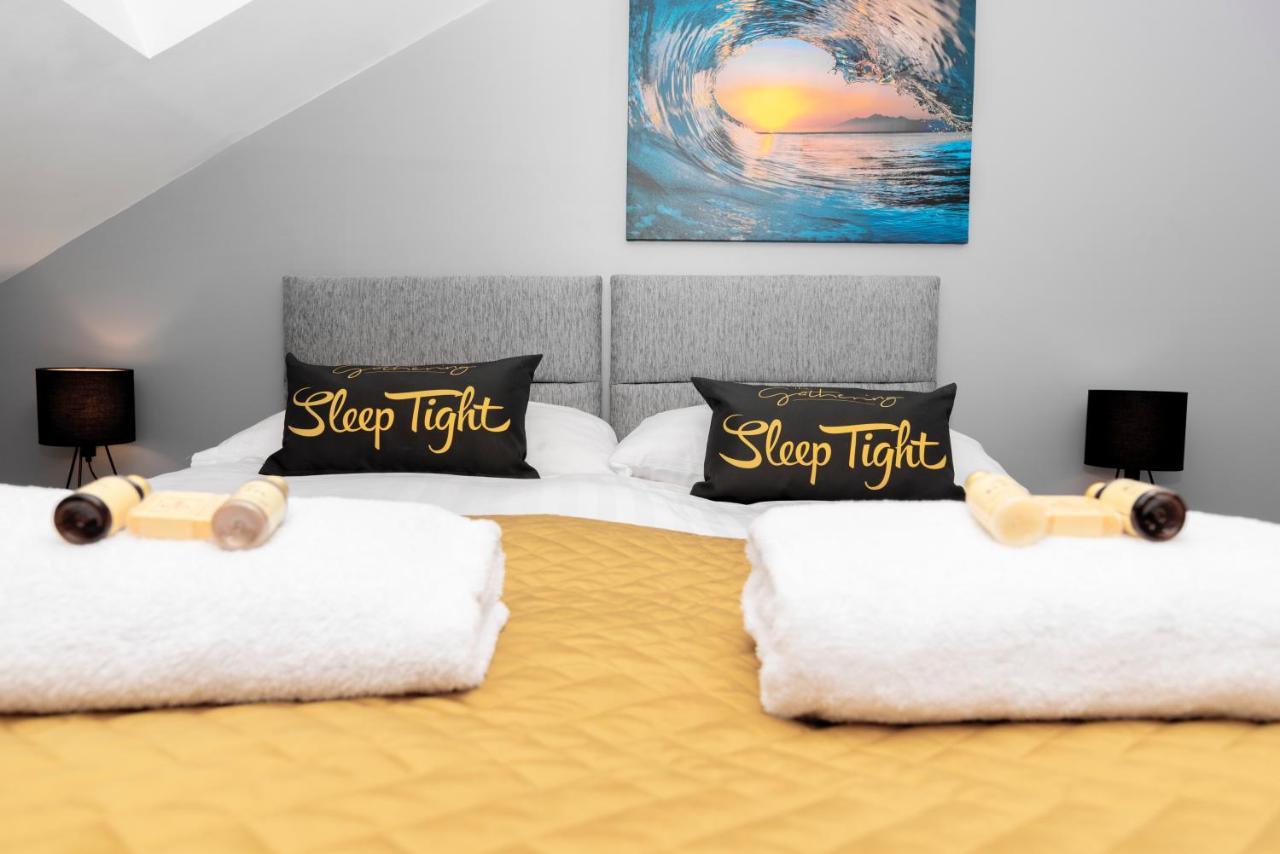 The Penthouse Gathering - Town Centre - Sleeps Up To 16 * Wrexham