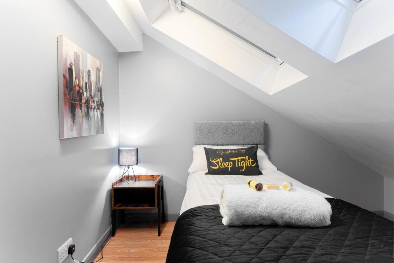 Apartment The Penthouse Gathering - Town Centre - Sleeps Up To 16 Wrexham