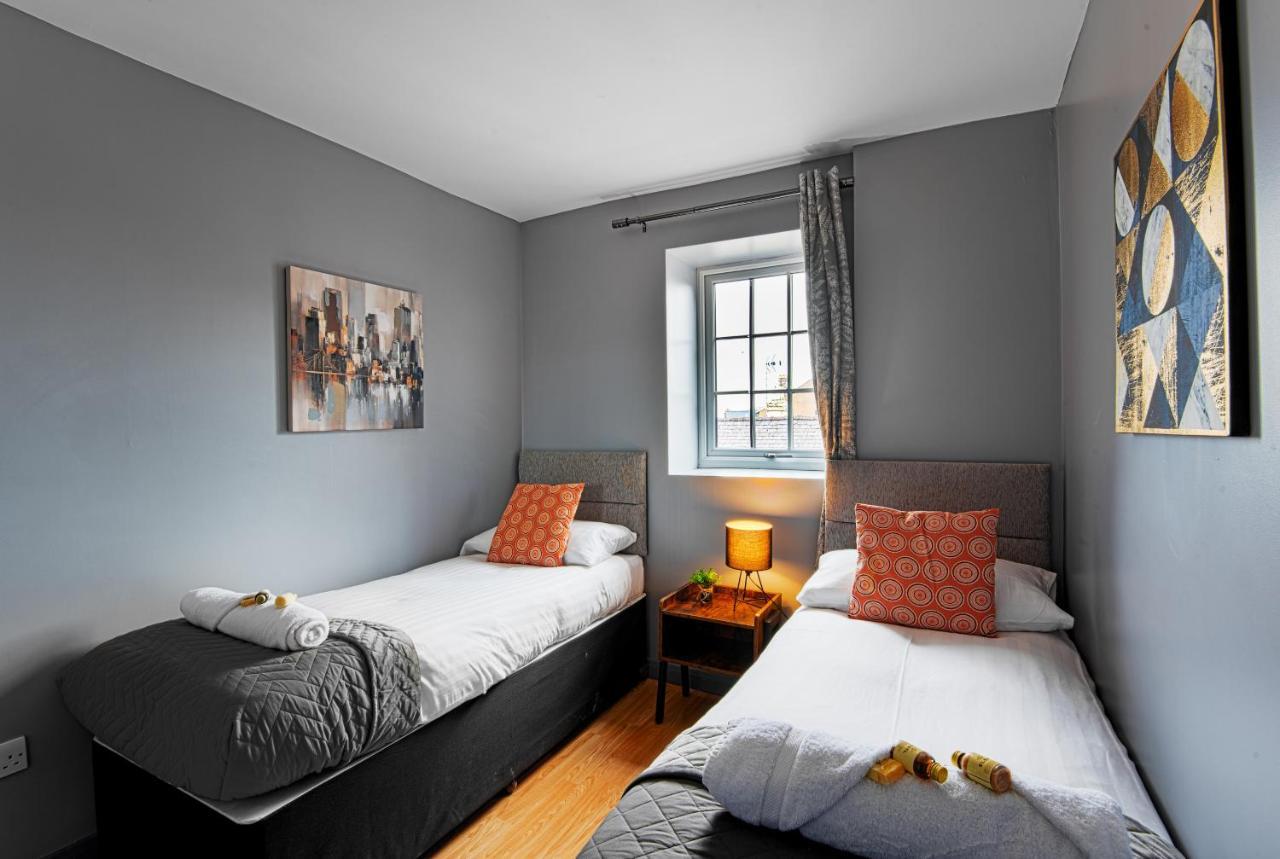 The Penthouse Gathering - Town Centre - Sleeps Up To 16 * Wrexham